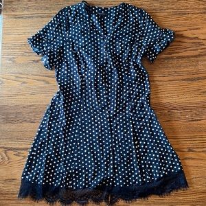 ROZ & ALI BLACK/WHITE POLKA DOTTED DRESS